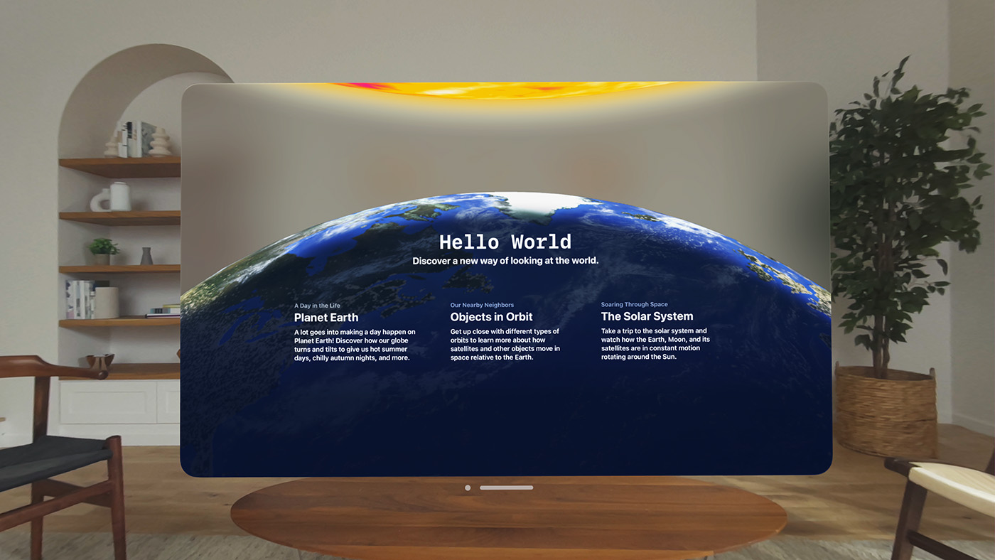 Apple Vision Pro 上的 Hello World App 截屏。截屏出现在整洁客厅正面的中间位置，客厅有白色墙壁、浅色木制家具、植物和一组架子。Hello World App 清晰地显示了太阳图像下方的地球图像，并提供了三个类别：行星地球、轨道上的物体和太阳系。